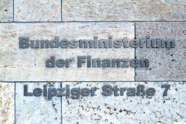 Das BMF will für Fahrzeughalter die Kosten der Infrastrukturabgabe per Kfz-Steuer abfedern.