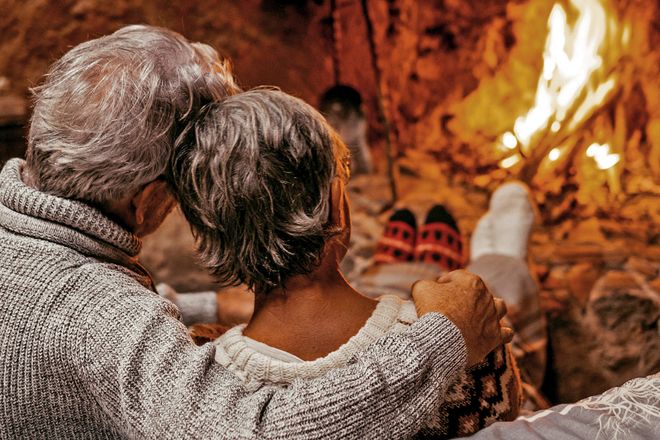 Die Wohligkeit, die ein Kaminfeuer verbreitet, hat auch etwas mit dem beruhigenden Knistern zu tun.