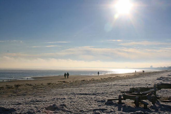 Der Ostseestrand in der Lübecker Bucht liegt in der kalten Jahreszeit weit und frei vor einem, nach dem Spaziergang fühlt sich alles ein bisschen leichter an.