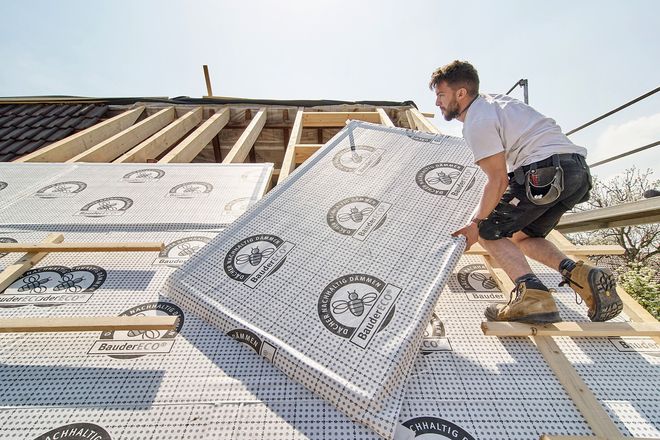 Energie sparen und das Raumklima verbessern: Eine nachträgliche Dämmung des Dachs trägt in älteren Gebäuden wesentlich zu mehr Energieeffizienz bei.