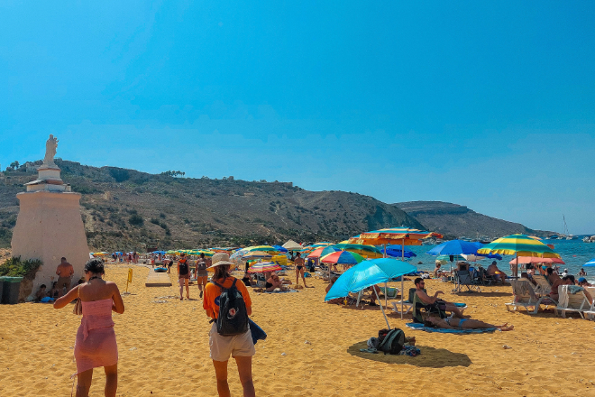 Nach dem Unterricht geht´s zum Entspannen an den weichen Sandstrand.