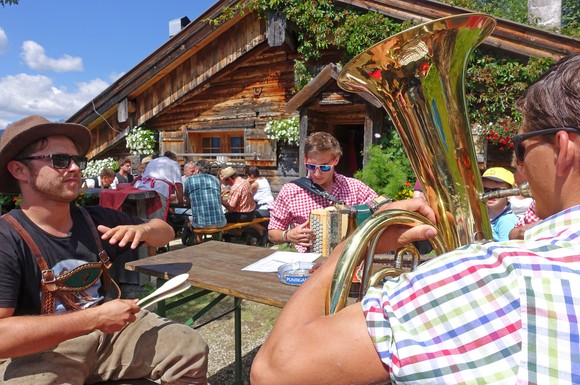 Rund um Maishofen kommen Bergfreunde garantiert in Schwung - etwa bei einer Musikwanderung auf eine der malerischen Almen.