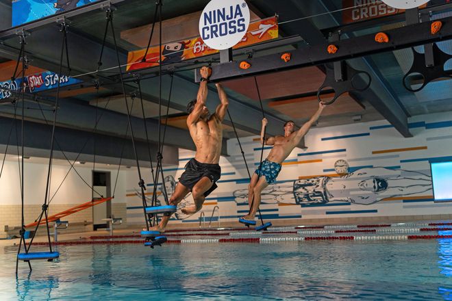 Kräftemessen im Ninja-Style: Der Parcours im Europabad lockt sportliche Schwimmer an.