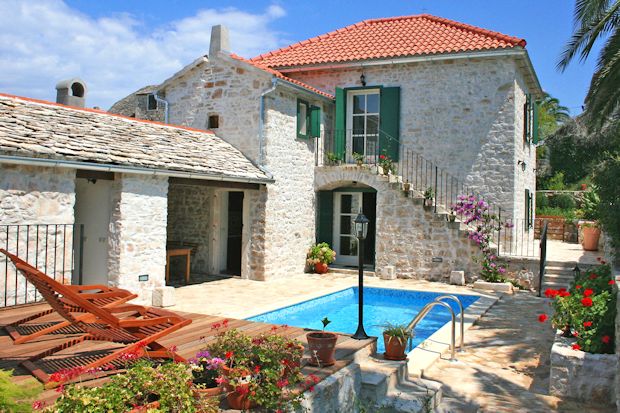 Ferienhäuser liegen im Trend. Besonders beliebt sind derzeit beispielsweise komfortabel ausgestattete Domizile in Kroatien, wie diese authentische Villa auf der Insel Brac mit eigenem Pool (Casamundo Objekt-Nr. 924471)