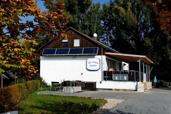 Eine Solarlüftung bringt frische Luft in Vereinsheime und Sportstätten – und das auf nachhaltige Weise.