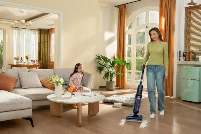 Der Tineco FLOOR ONE S7 Stretch ermöglicht dank seiner innovativen HyperStretch-Technologie eine besonders flache Neigung, um selbst schwer erreichbare Flächen unter niedrigen Möbeln mühelos in einem Arbeitsgang zu saugen und zu wischen.