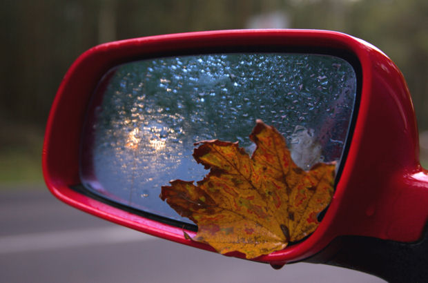 Nasses Herbstlaub erhöht jetzt die Unfallgefahren. Die frühe Dämmerung, schnell wechselnde Witterungsverhältnisse, Laub und Nebel tragen im Herbst zu einem erhöhten Unfallrisiko bei.