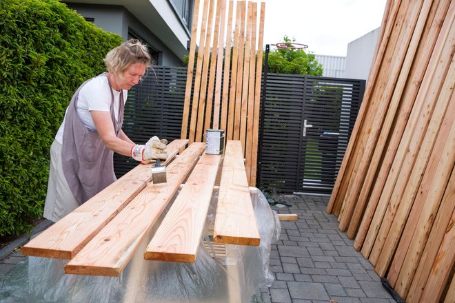 Alte und auch neue Terrassendielen bleiben länger haltbar und ansehnlich, wenn sie mit einer Lasur oder mit Holzöl behandelt werden.