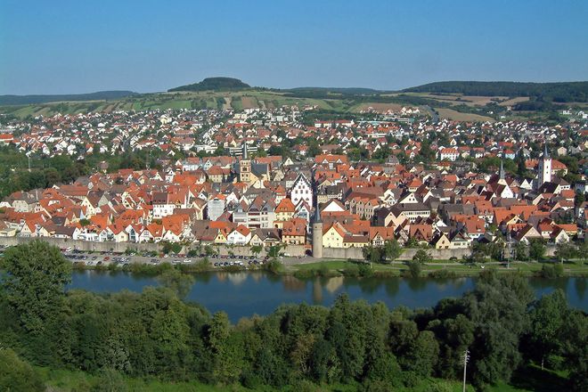 Panoramablick von der Karlsburg aus auf Karlstadt. Den idyllischen Ort am Main und seine reizvolle Umgebung kann man ideal bei einem Kurzurlaub erkunden.