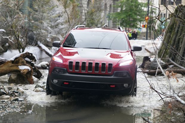 Ein Jeep Cherokee meistert auch einen "Bergfluss" mitten in der Innenstadt von Vancouver.