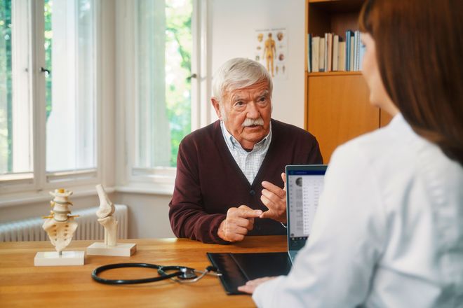 Alle Infos in einer digitalen Akte: Begeben sich Versicherte künftig in ärztliche Behandlung, kann die behandelnde Person in der ePA nachschauen: Gibt es Vorerkrankungen? Welche Untersuchungen oder Therapien wurden bereits durchgeführt? Werden regelmäßig Medikamente eingenommen?