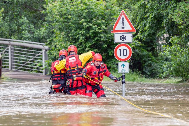 Rettungseinsatz: Hochwasserlagen nehmen in Deutschland aufgrund des Klimawandels zu.