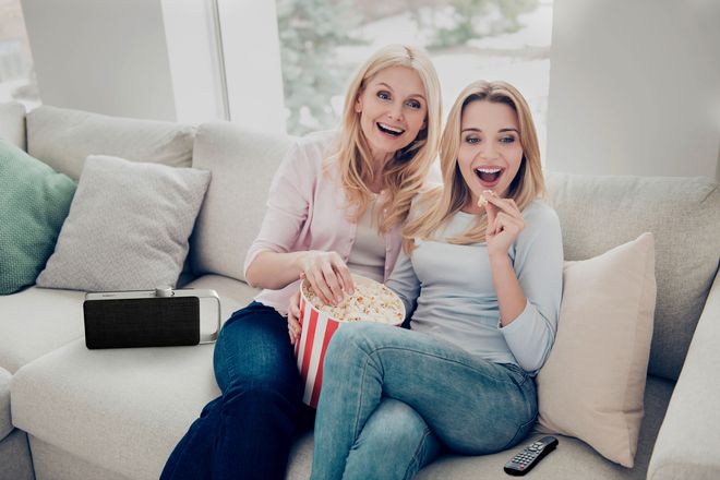 Mehr Freude am Festtagsprogramm: Ein Sprachverstärker sorgt dafür, dass Spielfilmklassiker wieder besser zu verstehen sind.