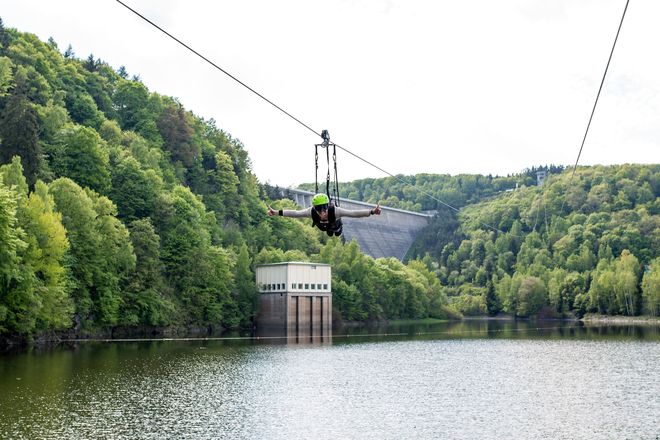 Die Megazipline über dem Rappbodetal ist Europas größte Doppelseilrutsche.