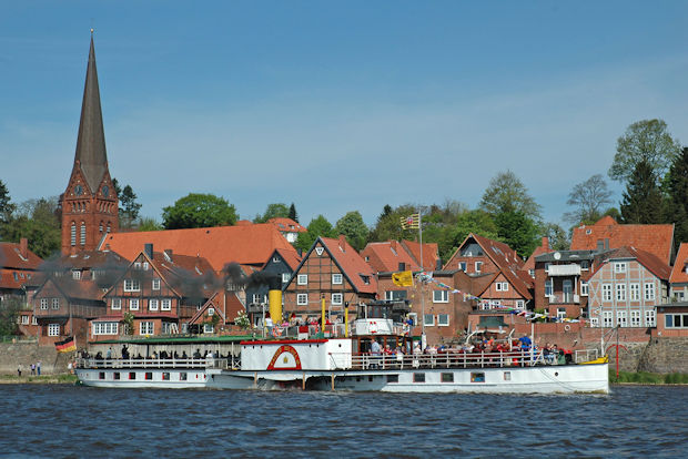 Lauenburg lebt seit jeher mit und von der Elbe. Einblicke in die Historie ermöglichen ein Besuch im Elbschifffahrtsmuseum und eine Fahrt mit dem historischen Raddampfer "Kaiser Wilhelm".