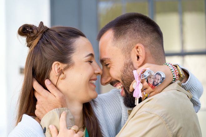 Der Schlüssel zum Glück: Versehen mit einem gemeinsamen Bild ist ein Foto-Schlüsselanhänger in Herzform ein romantisches Geschenk.