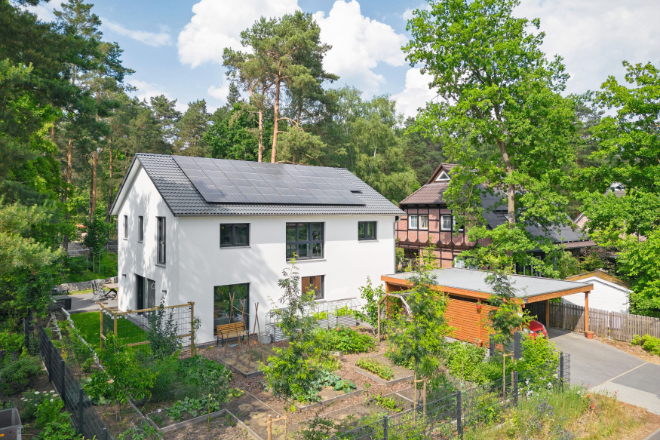 Eine moderne, hochdämmende Gebäudehülle trägt zum Energiesparen im Neubau bei.