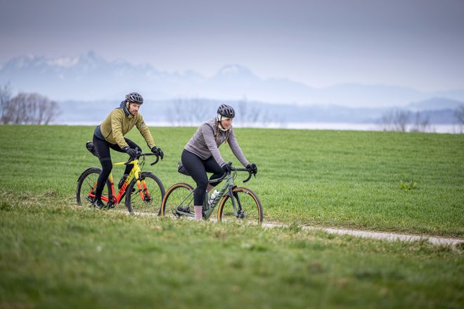 Gravelbiker können im Chiemgau wählen zwischen genussvollen See-Runden, flowigen Flusswegen und fordernden Alpin-Challenges.