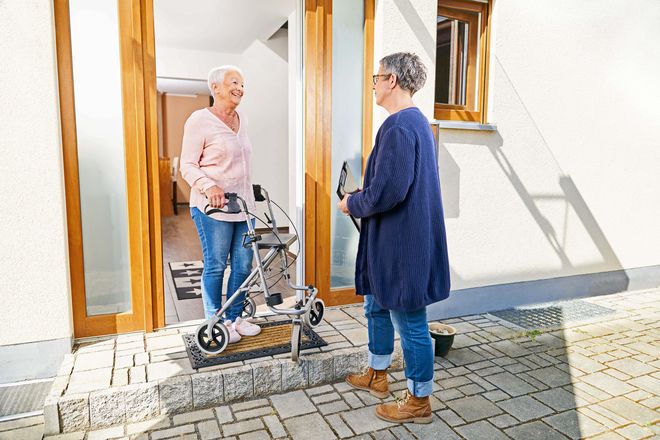 Pflegeberaterinnen und -berater sind eine wichtige Unterstützung für pflegebedürftige Menschen. Die Beratung kann je nach Anlass in der häuslichen Umgebung, per Video oder Telefon erfolgen.