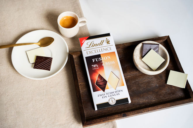 Die neue Lindt EXCELLENCE Fusion verbindet in jeder Tafel zwei unterschiedliche Schichten aus intensiver dunkler Schokolade ab 70% Kakaoanteil mit sanfter Milchschokolade oder cremiger weißer Schokolade zu einem kontrastreichen und modernen Geschmackserlebnis.