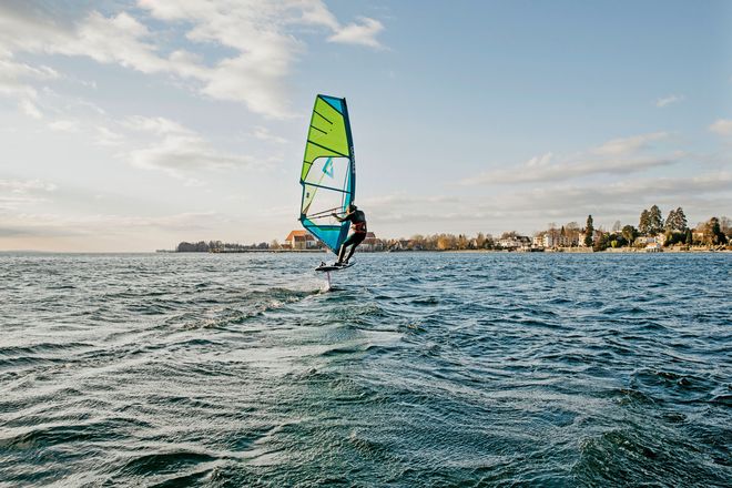 Windsurfen im Winter ist ein besonderes Erlebnis. Hier zeigt sich der Bodensee von seiner schönsten Seite.