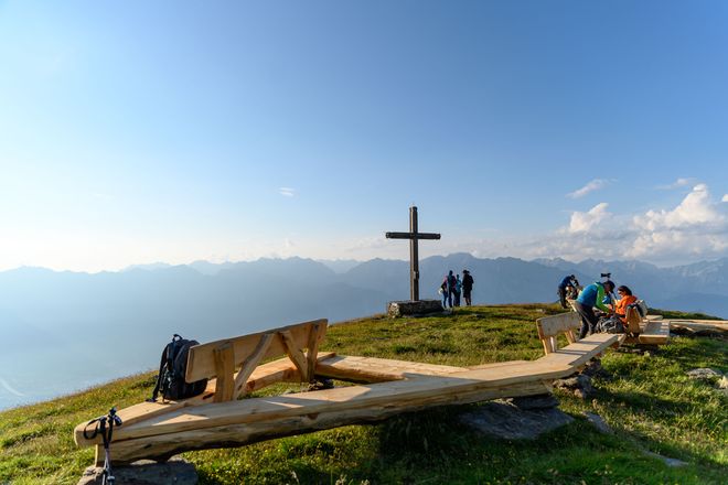 Die 55 Meter lange Zirbenbank auf dem Schartenkogel ist ein beliebtes Ausflugsziel – Weitblick inklusive.