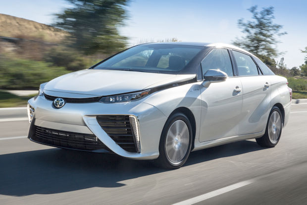 Die ersten Kundenlieferungen des Brennstoffzellen-Toyota Mirai beginnen im Oktober 2015 für Deutschland, Dänemark und England.