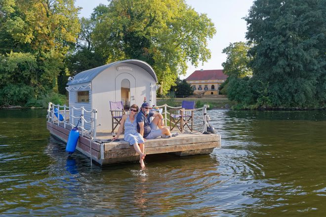 Ein Hausfloß hat maximal 15 PS und darf ohne Bootsführerschein gesteuert werden.