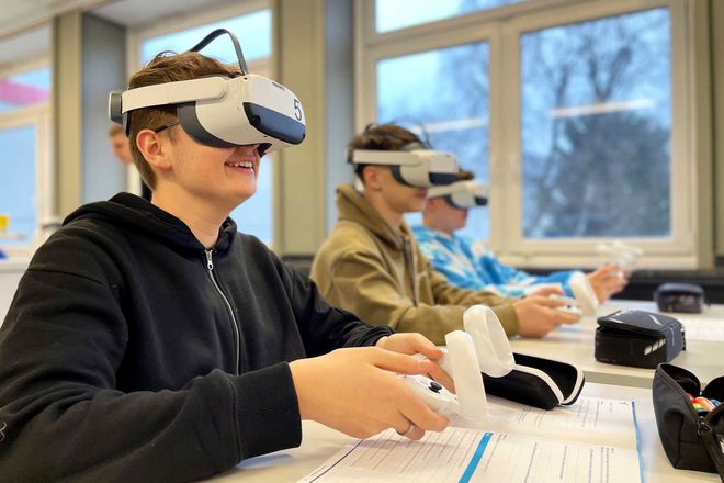 Mit einer VR-Brille tauchen Schüler in digitale Welten ein.