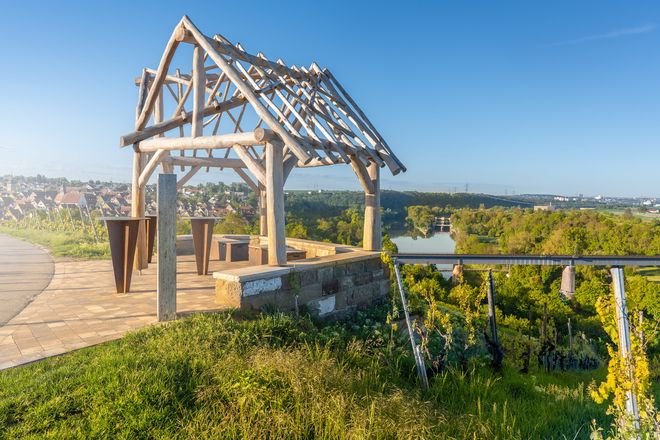 Am Wein-Lese-Weg findet sich eine große Aussichtsplattform mit Blick auf Marbach, Benningen und Neckar.