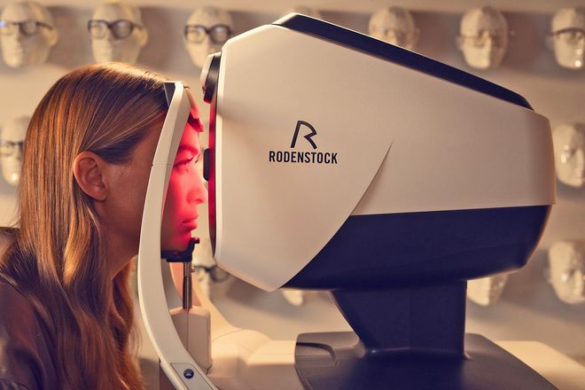 Ein Fachoptiker erfasst mithilfe der DNEye Technologie Tausende Messdatenpunkte für ein individuelles Augenmodell.