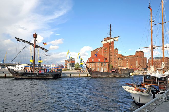 Die historischen Koggen liegen vor dem "Baumhaus", einem maritimen Traditionszentrum in Wismar. 