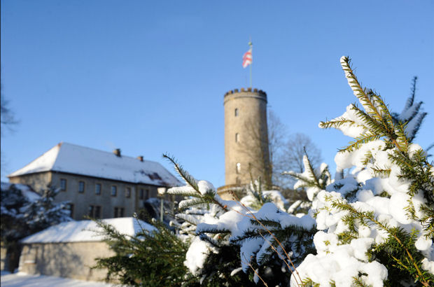 Die mittelalterliche Sparrenburg, Bielefelds Wahrzeichen, präsentiert sich in ihrem Winterkleid besonders romantisch.